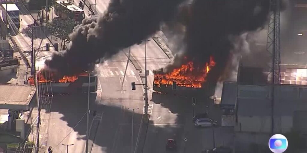 Criminosos incendeiam 29 ônibus na zona oeste do Rio