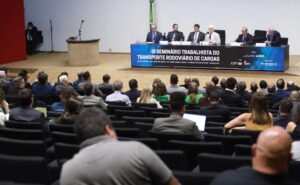 Sindicatos e especialistas em direito defendem negociação coletiva como solução para jornada de caminhoneiros – Notícias