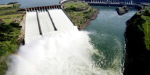 Itaipu abre vertedouro para escoar excesso de água