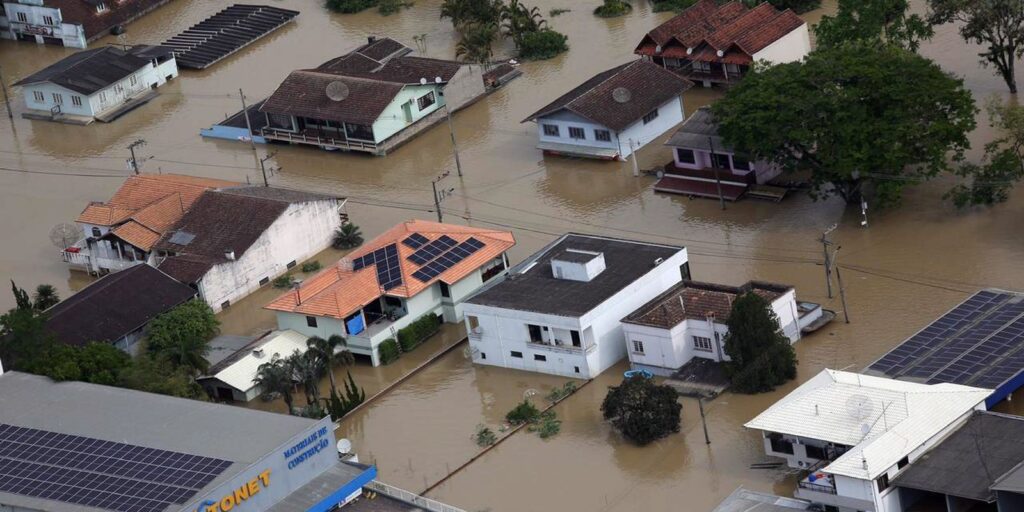 Risco de inundação provoca fechamento de comportas em Santa Catarina