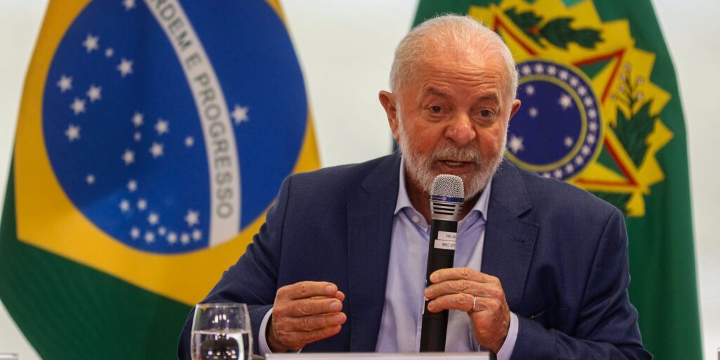 Lula pede que obras avancem sem “repetir possíveis equívocos”