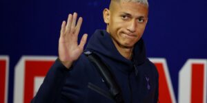 Richarlison anuncia que passará por cirurgia no púbis