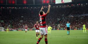 Brasileiro: Flamengo derrota Palmeiras e mantém vivo sonho por título