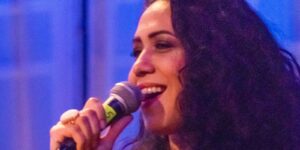 Cantora palestina conta trajetória como refugiada no Brasil