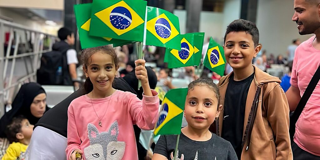 Brasileiros que estavam em Gaza chegam ao Brasil nesta segunda