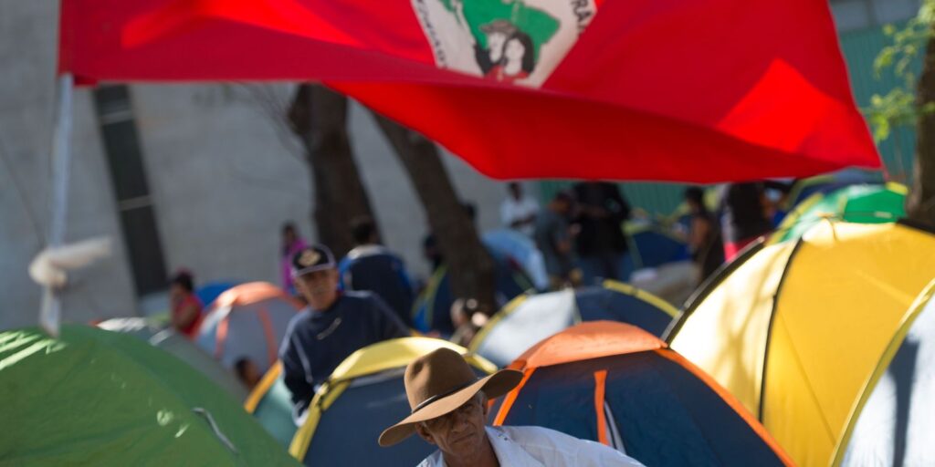 PE: trabalhadores sem-terra protestam contra assassinato de agricultor