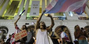 Trans e travestis marcham por equidade no centro do Rio