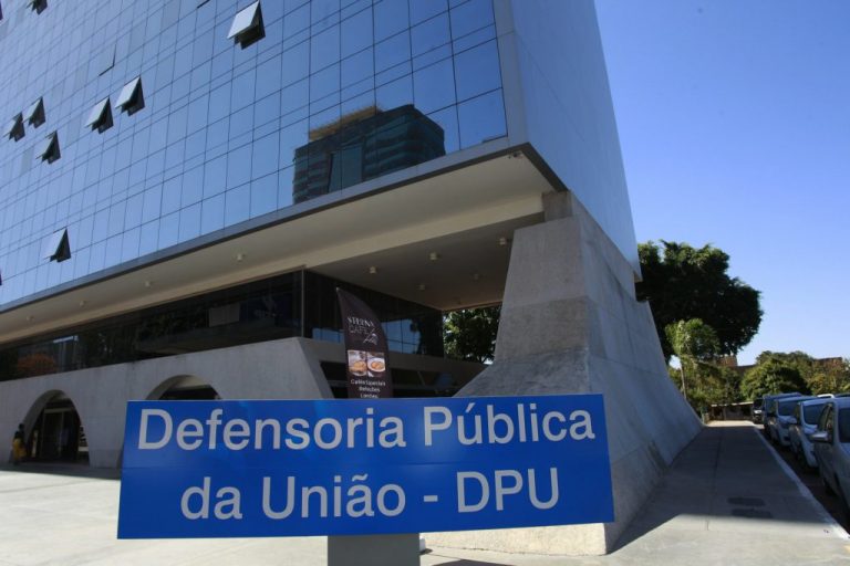 Lei cria gratificação por acúmulo de função a defensor público da União – Notícias