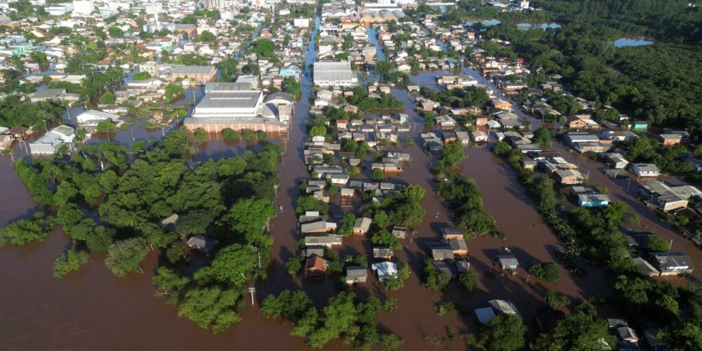 Nível do Guaíba supera cota de inundação e prefeitura fecha comportas