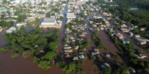 Nível do Guaíba supera cota de inundação e prefeitura fecha comportas