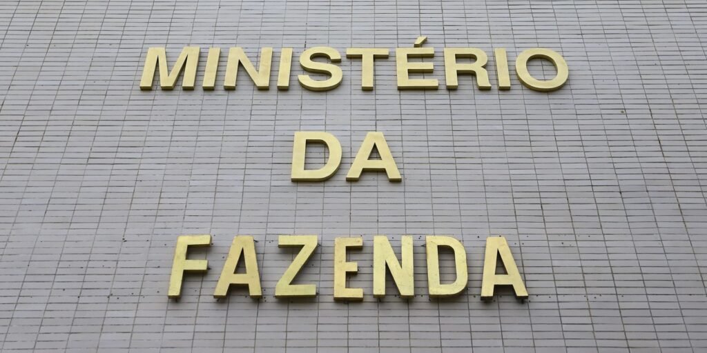 Fazenda reduz previsão oficial de crescimento do PIB para 3%