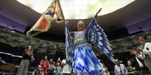 Porta-bandeira da Portela sofre racismo em aeroporto, diz família