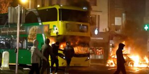 Dezenas são detidos em protestos após ataque que feriu cinco em Dublin