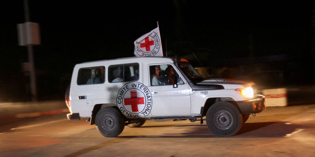 Primeiros reféns do Hamas foram libertados e seguem para o Egito