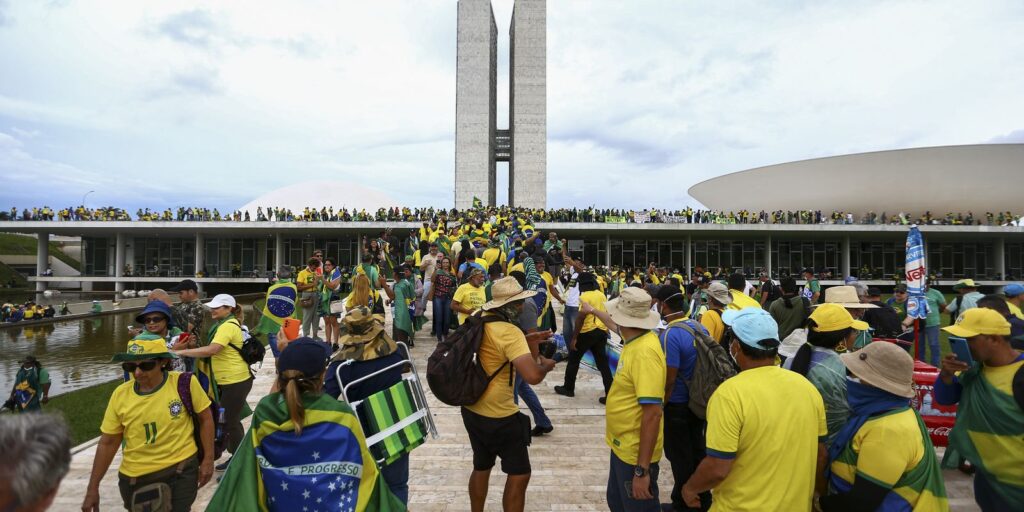 Câmara inaugura exposição para marcar um ano dos ataques de 8/1