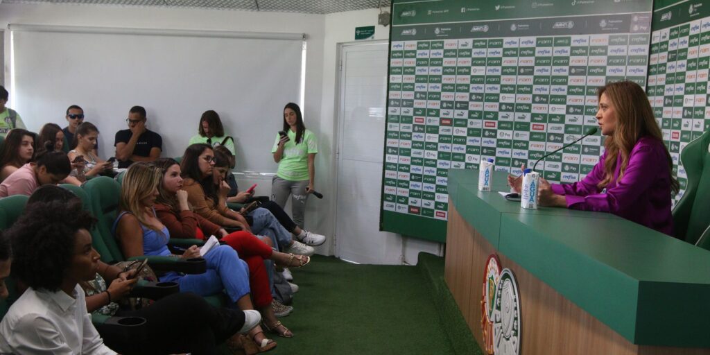 Palmeiras anuncia Abel Ferreira até 2025 em coletiva só para mulheres