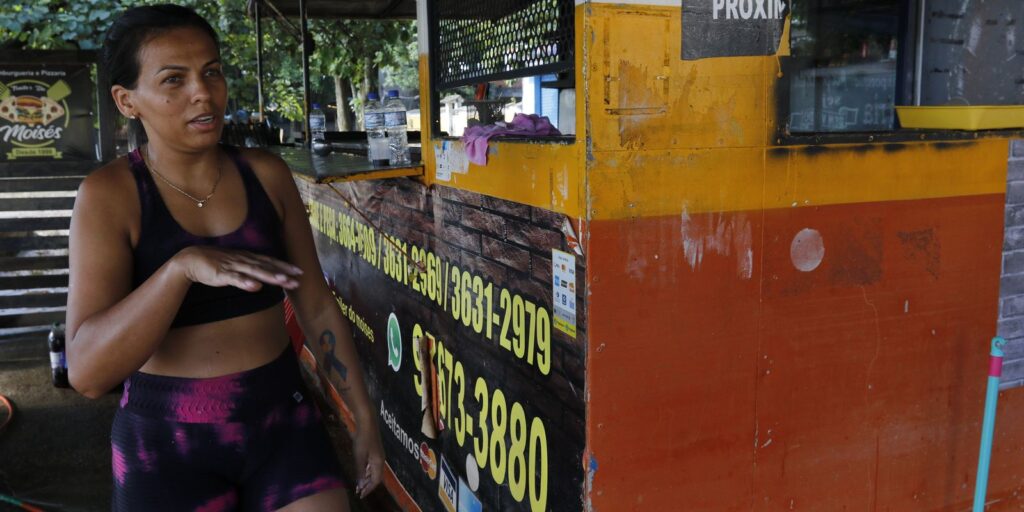 Em Belford Roxo, moradores tiveram as casa completamente inundadas