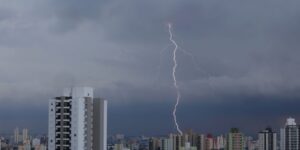 Raio mata banhista de 60 anos em Praia Grande, no litoral paulista