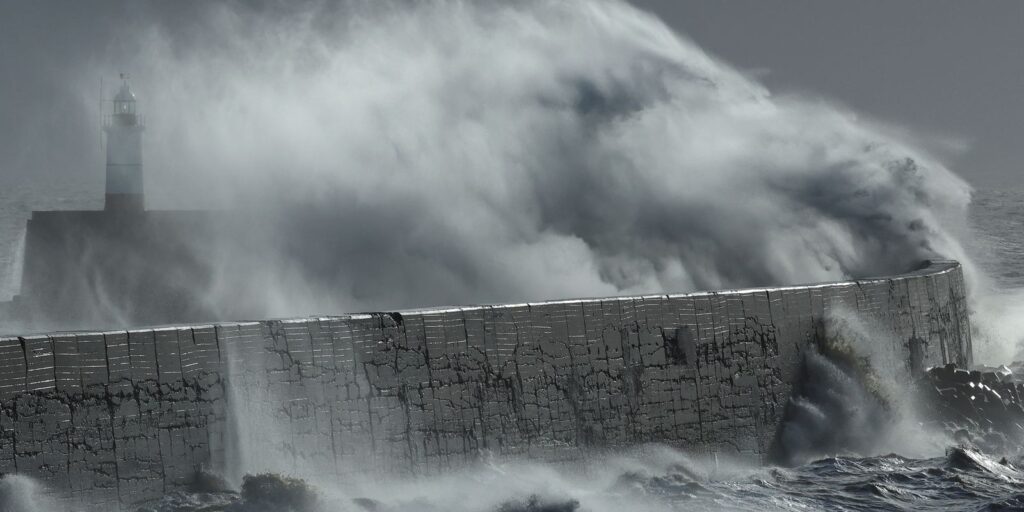 Tempestade Isha deixa milhares de britânicos sem energia