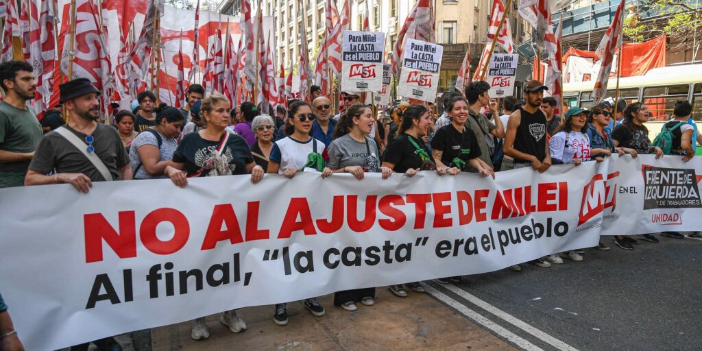 Argentinos vão às ruas contra políticas do presidente Javier Milei