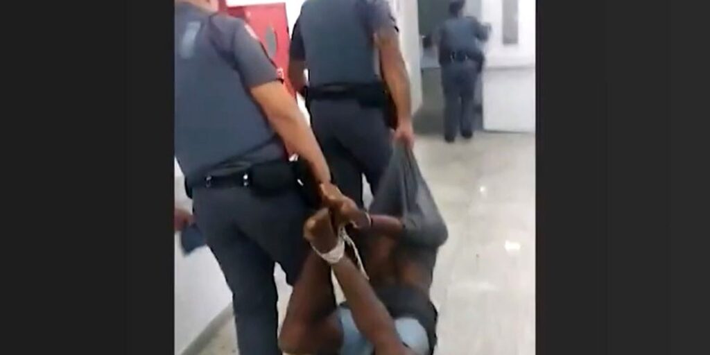 Rapaz amarrado com cordas por policiais pede indenização por tortura