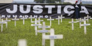 Cruzes na Esplanada lembram vítimas de tragédia em Brumadinho