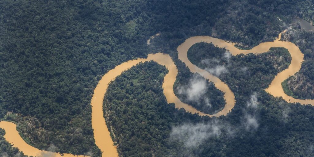 Garimpo desacelera, mas segue inviabilizando saúde do povo Yanomami 