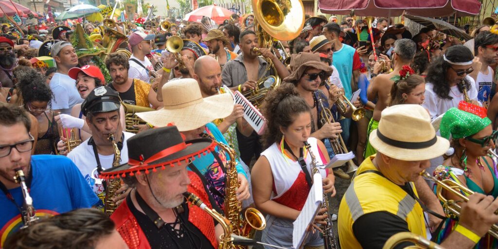 Mais de 80 blocos desfilam no Rio no fim de semana antes do carnaval