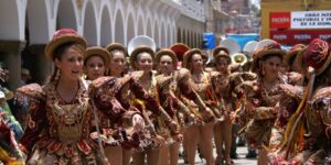 Carnaval na Bolívia reúne milhares em devoção à Virgem de Socavón