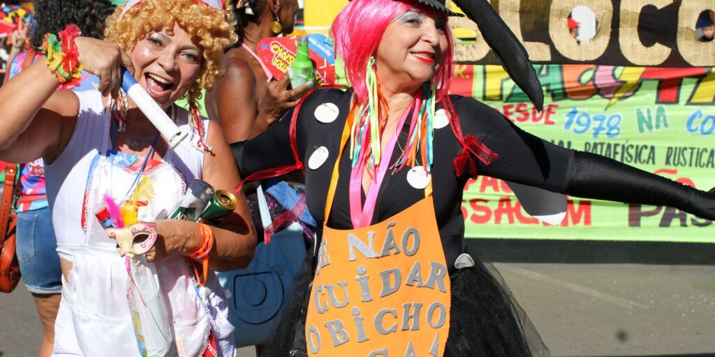 Causas internacionais dão o tom do carnaval do Pacotão em Brasília