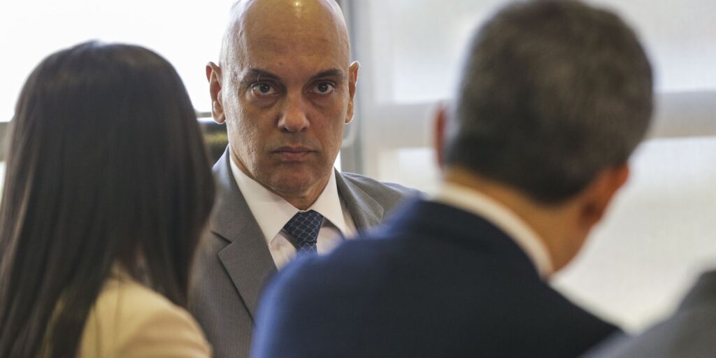 Bolsonaro pede afastamento de Moraes de inquérito sobre golpe