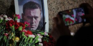 Alexei Navalny morre em prisão; Ocidente diz que Rússia é responsável