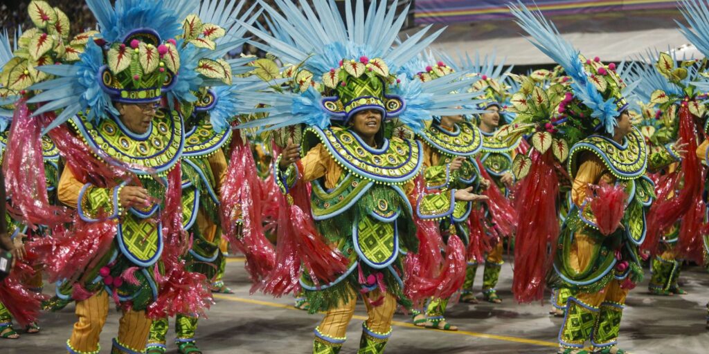 Escolas de samba campeãs desfilam hoje no sambódromo em SP