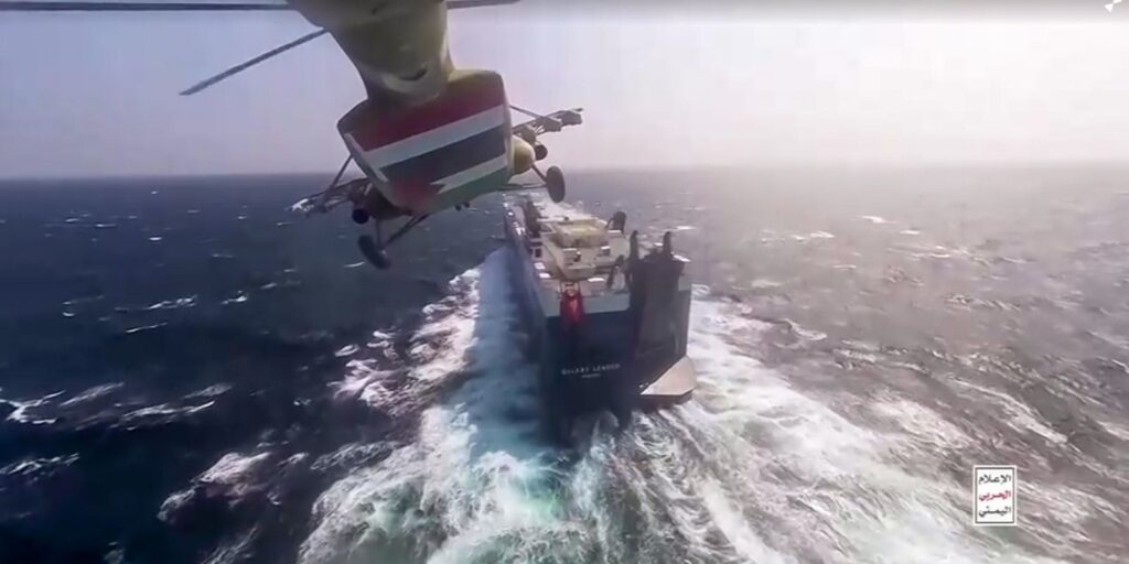 Mar Vermelho: tripulação abandona navio britânico atacado por houthis