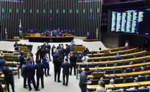 Deputados analisam projeto que exige certidão criminal negativa para quem trabalha com crianças; acompanhe – Notícias