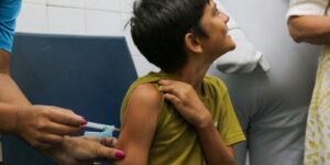 Rio inicia vacinação de crianças de 10 anos contra a dengue