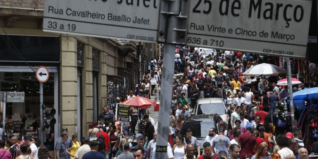 Governo adia por 3 meses portaria sobre trabalho aos feriados