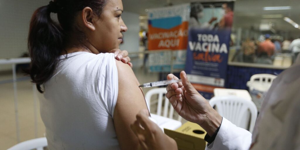 Saúde antecipa vacinação contra gripe; campanha começa em 25 de março