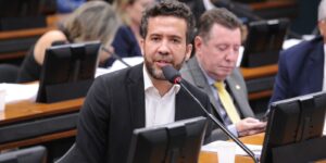 PF indicia deputado Janones por suspeita de esquema de “rachadinha”