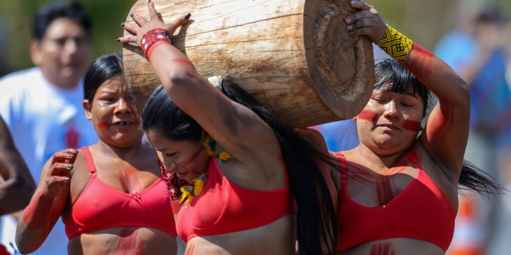 Indígenas fazem corrida de toras em defesa do cerrado