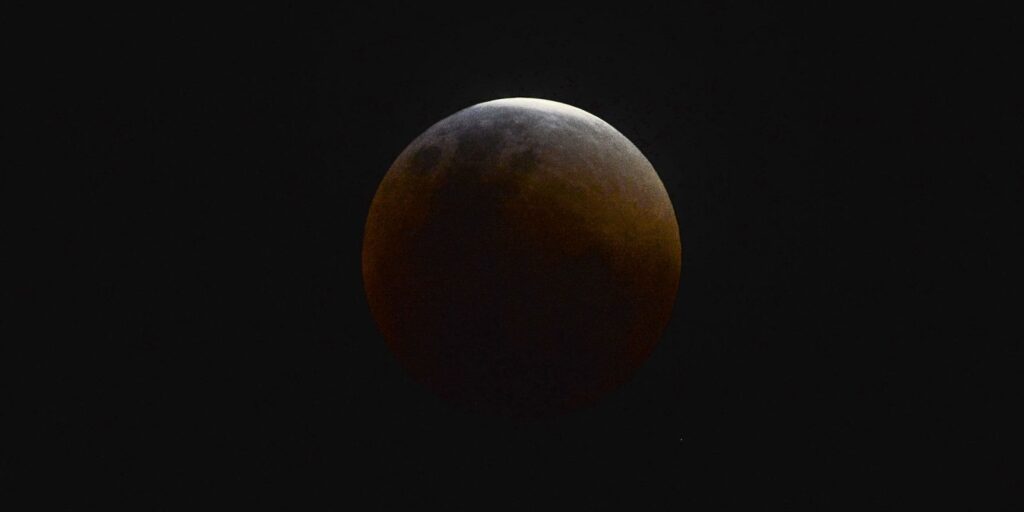 Eclipse parcial da Lua acontece hoje; veja como assistir pela internet