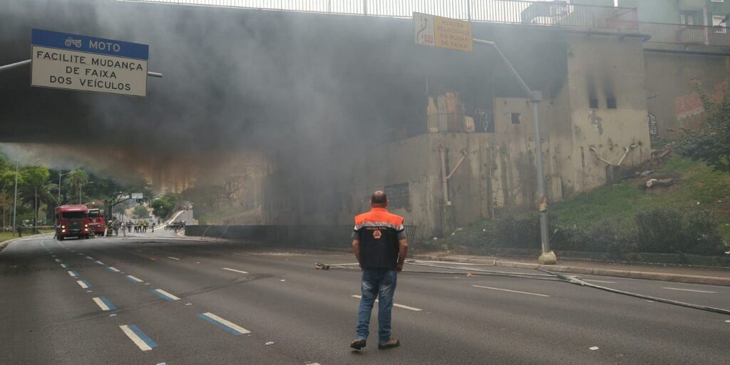 Ônibus e veículos leves já podem trafegar em viaduto incendiado em SP