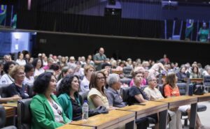 Câmara homenageia programa de extensão da UnB que promove educação de idosos – Notícias