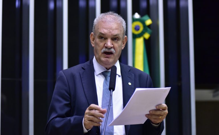 Comissão aprova incentivo para formação de médicos geneticistas no Brasil – Notícias