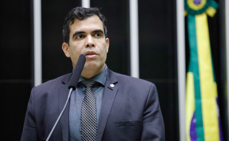 Comissão aprova projeto que prevê placas especiais para carro oficial de deputado e senador – Notícias