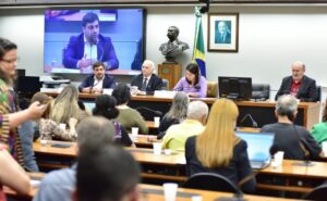 Debatedores criticam a redução do orçamento com saúde e educação proposta pelo pacote fiscal – Notícias