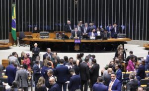 Câmara dos Deputados pode votar hoje PEC que restringe acesso ao abono salarial – Notícias