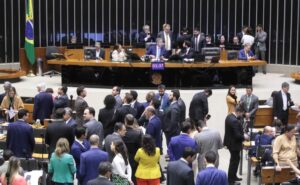 Câmara aprova em primeiro turno a PEC do corte de gastos do governo – Notícias