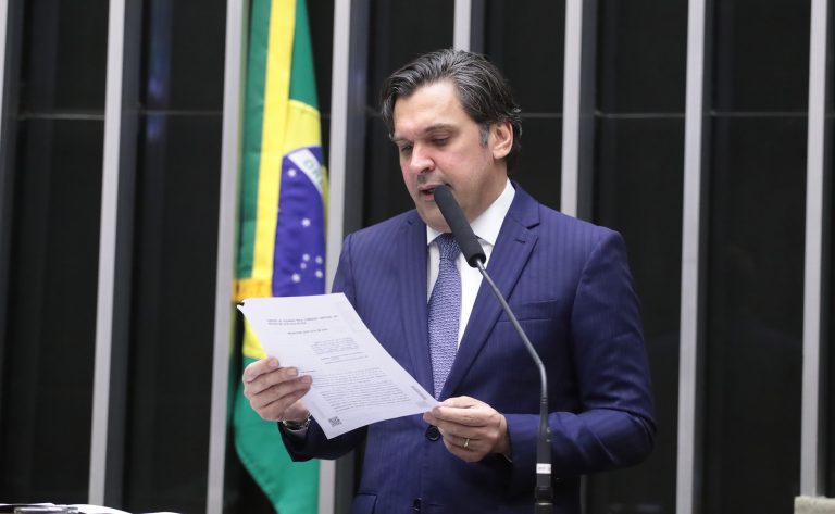 Câmara aprova projeto que limita o aumento do salário mínimo e restringe acesso ao BPC; acompanhe – Notícias