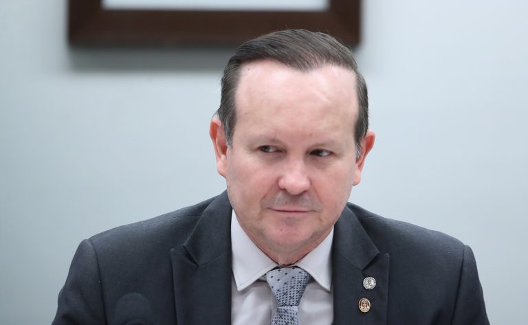 Comissão aprova proposta que determina a presença de intérpretes de Libras em comícios – Notícias